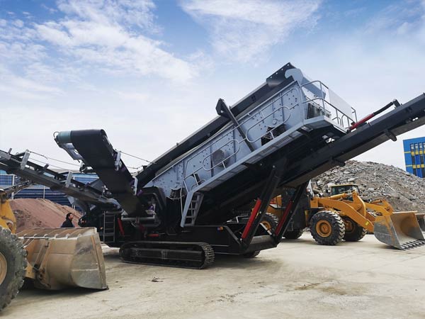 Crawler type screening mobile crushing station